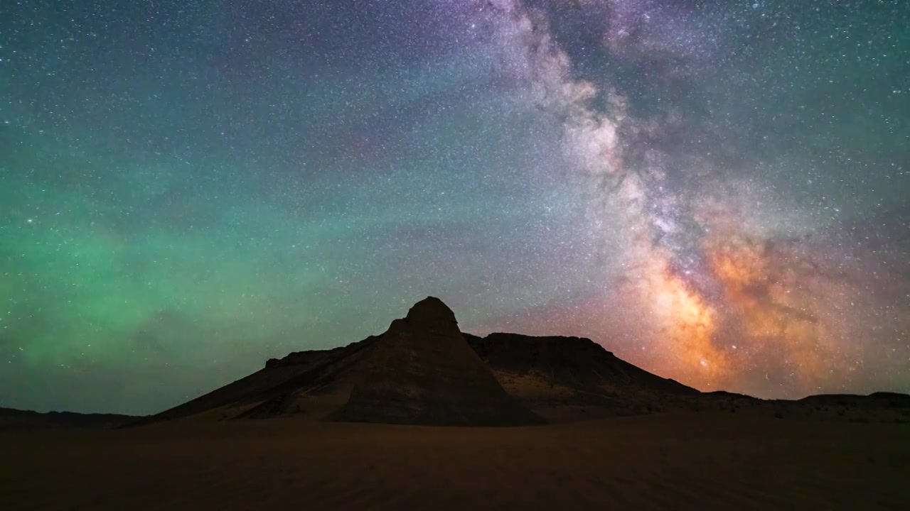 内蒙阿拉善右旗远古火山夏季银河星空延时视频素材