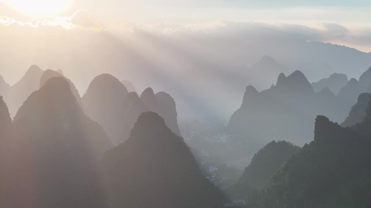 中国桂林漓江自然山水日出丁达尔光线视频素材