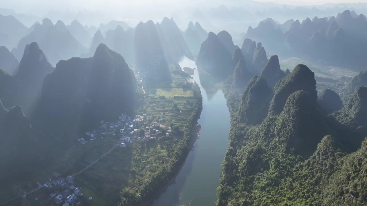 中国桂林漓江自然山水日出丁达尔光线视频素材