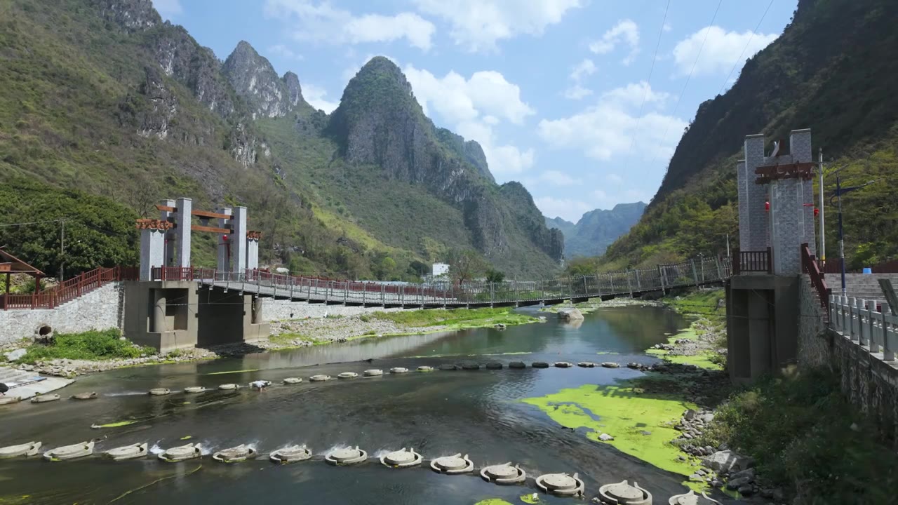 广西凌云县凉水村河流吊桥自然风光景色视频素材