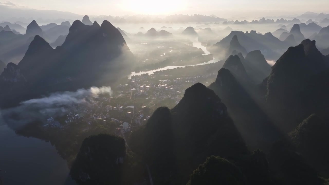 桂林山水喀斯特地貌云雾风光日出视频素材