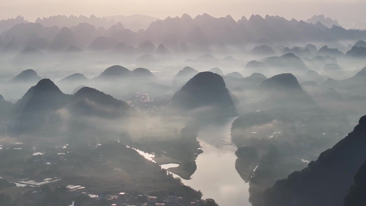 中国桂林漓江自然山水日出丁达尔光线视频素材