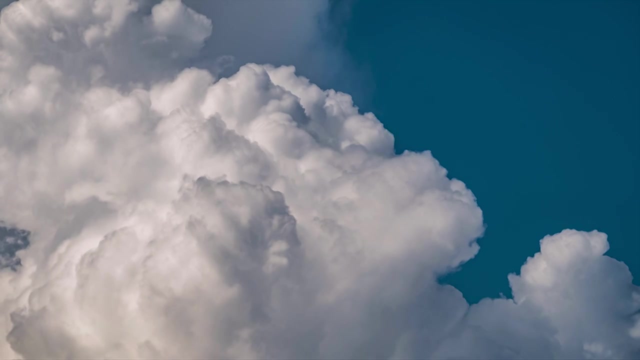 天空中雪白的棉花云翻滚着慢慢化开   蓝天白云延时  时光流逝视频素材