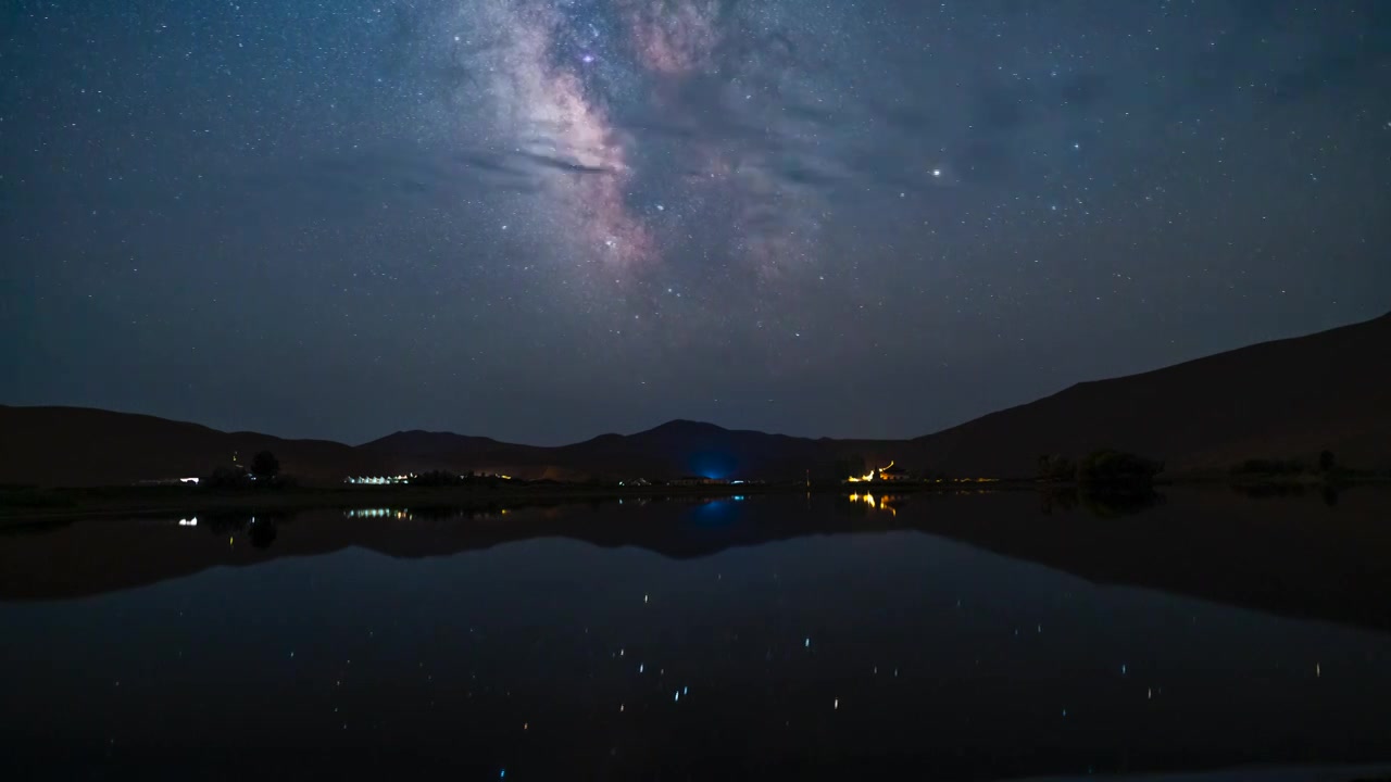 内蒙阿拉善右旗巴丹东吉林庙海子夏季银河星空延时视频素材