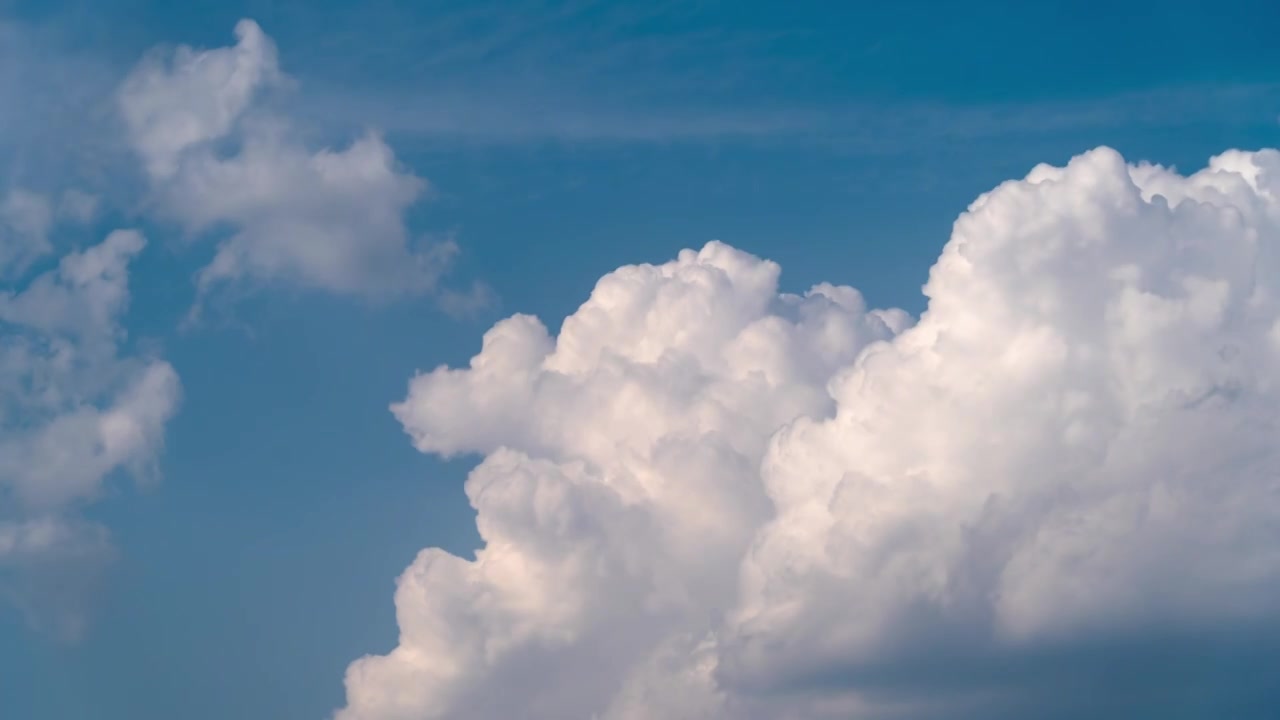 低视角拍摄天空云层延时视频素材