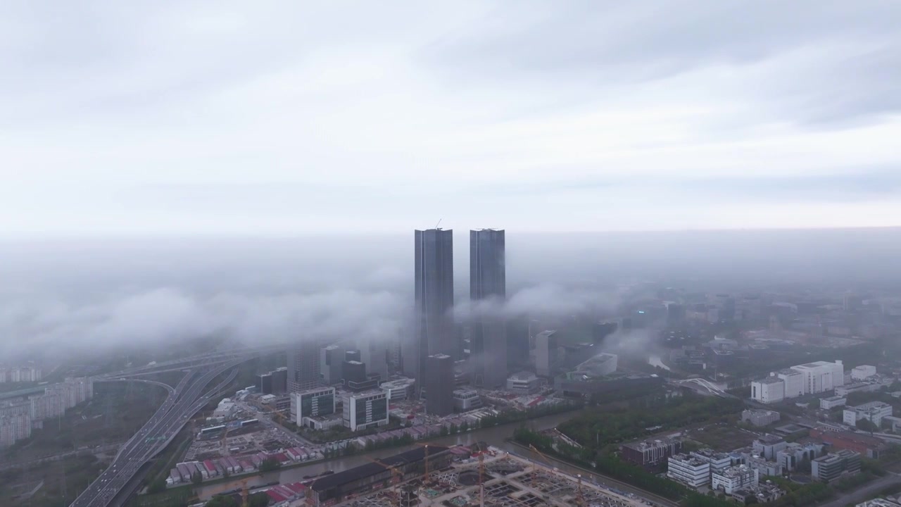 上海浦东张江之门平流雾视频素材