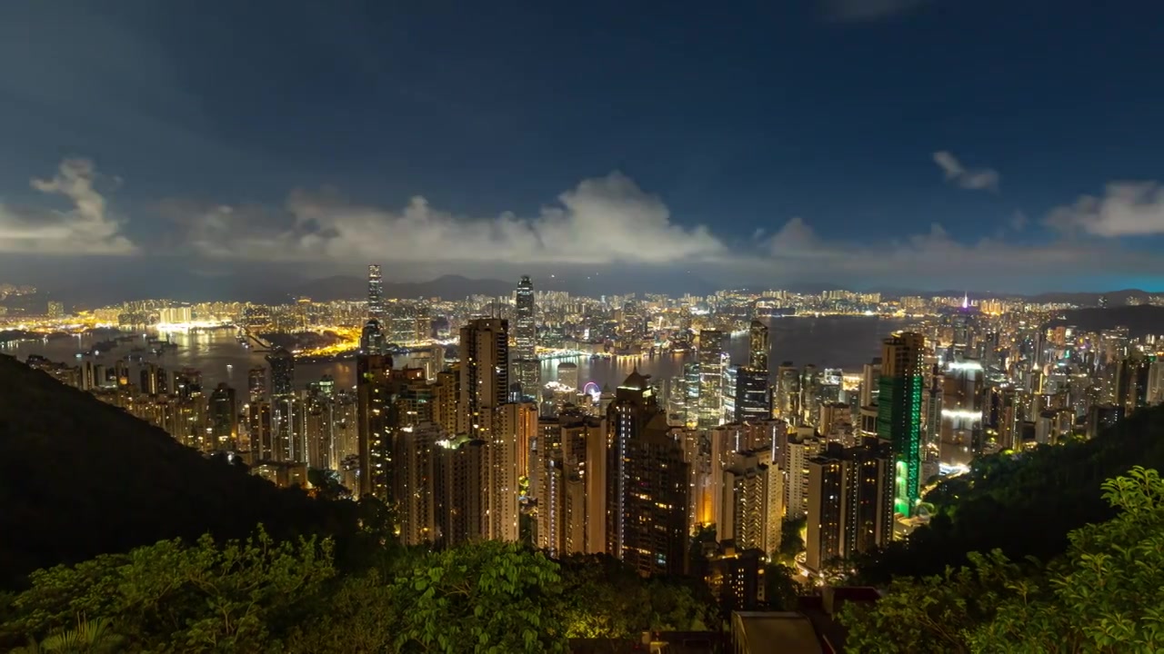 在香港太平山上俯瞰灯火璀璨的香港夜景视频下载