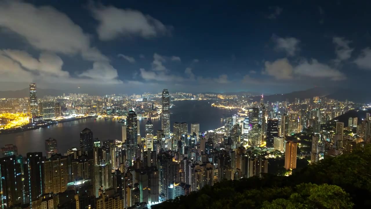 在香港太平山上俯瞰灯火璀璨的香港夜景视频下载