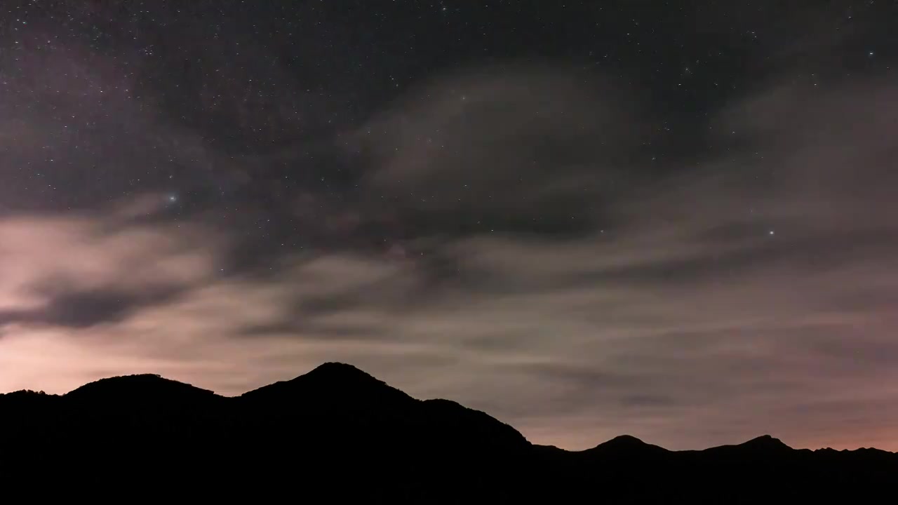 云雾缭绕下的群山星空视频素材