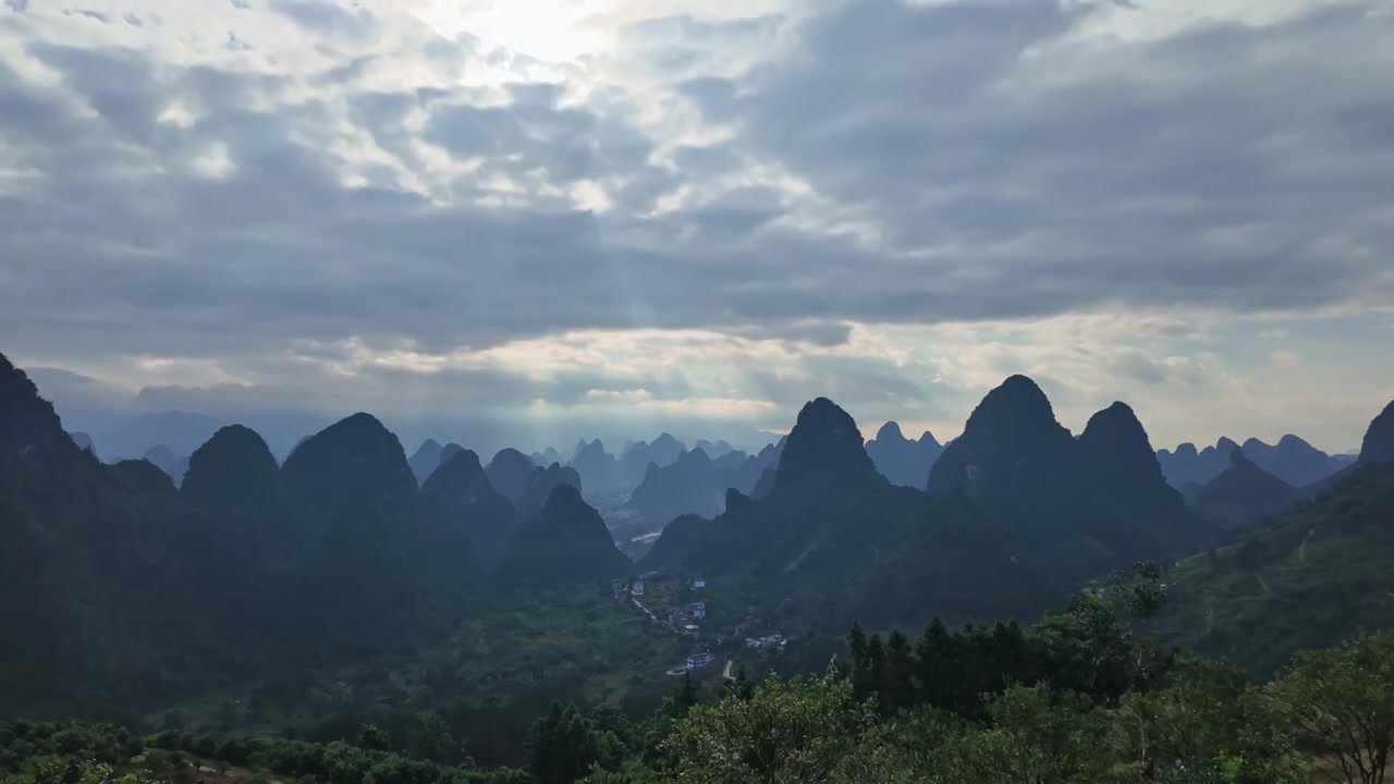 桂林漓江自然山水日出丁达尔光线延时拍摄视频素材