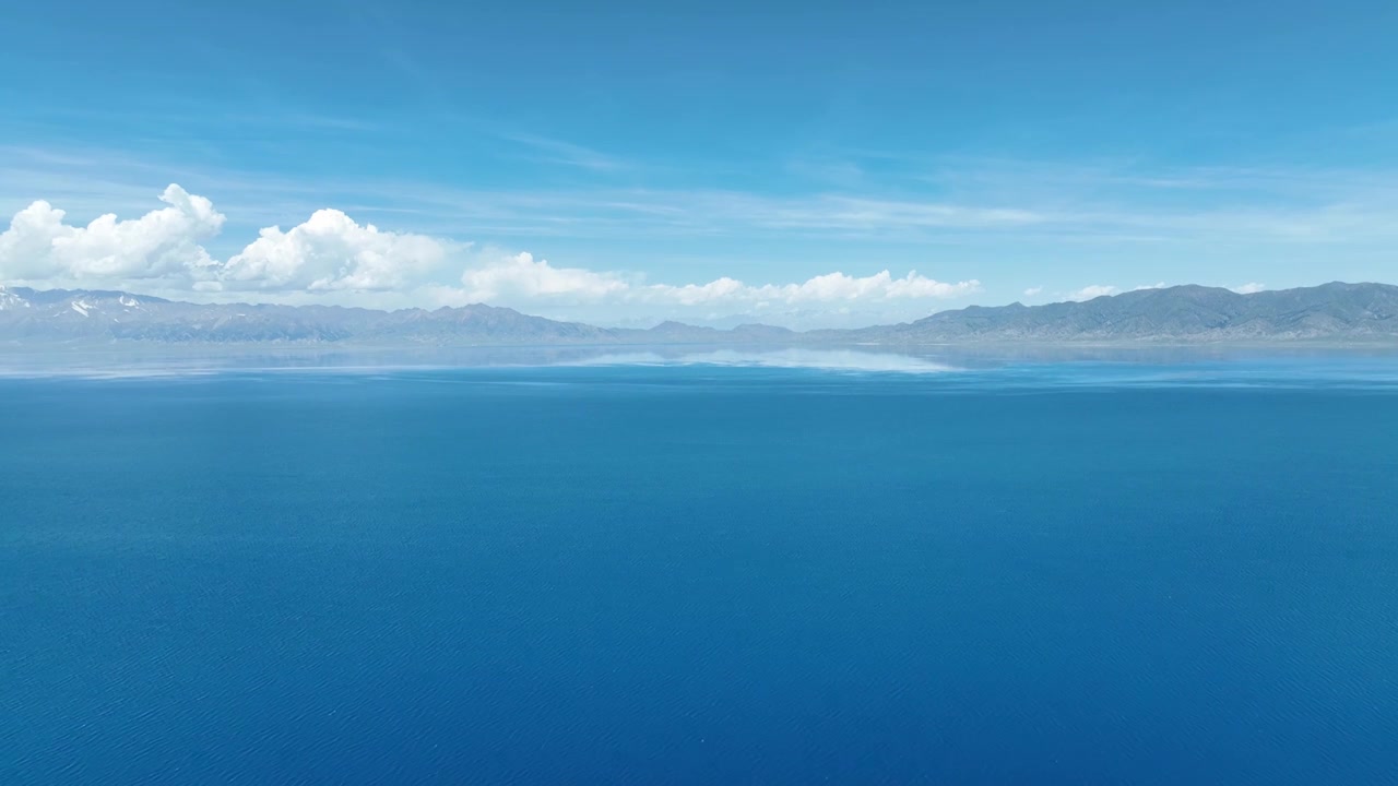 新疆博尔塔拉蒙古自治州水天一色的赛里木湖自然风景视频素材