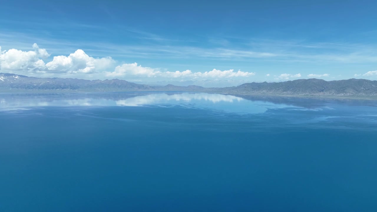 新疆博尔塔拉蒙古自治州水天一色的赛里木湖自然风景视频素材