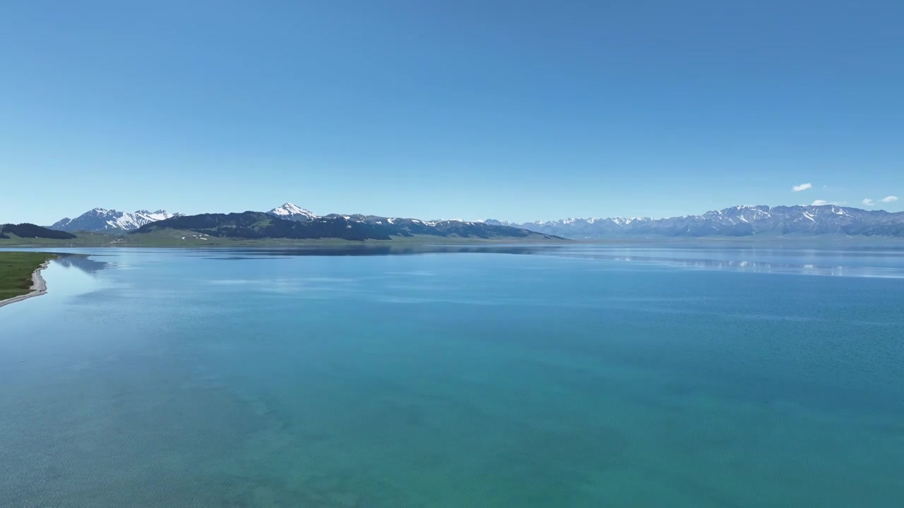 新疆博尔塔拉蒙古自治州水天一色的赛里木湖自然风景视频素材