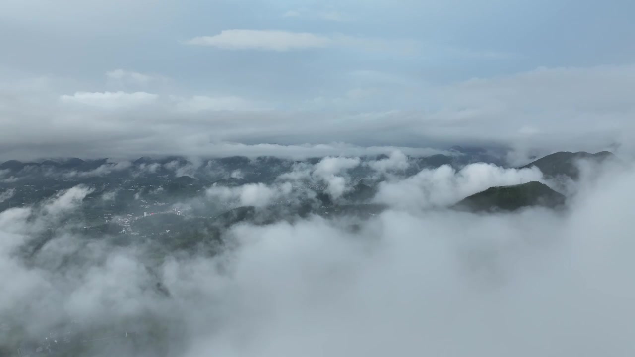 湖北恩施大峡谷飞机穿云山峰和云海视频下载