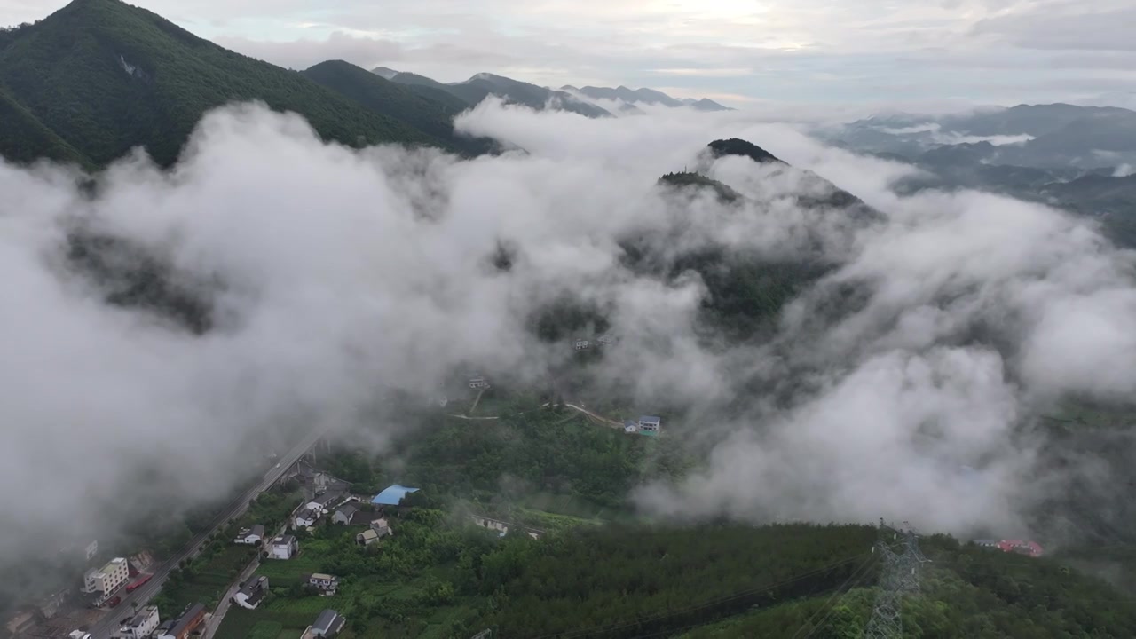 湖北恩施大峡谷飞机穿云山峰和云海视频下载