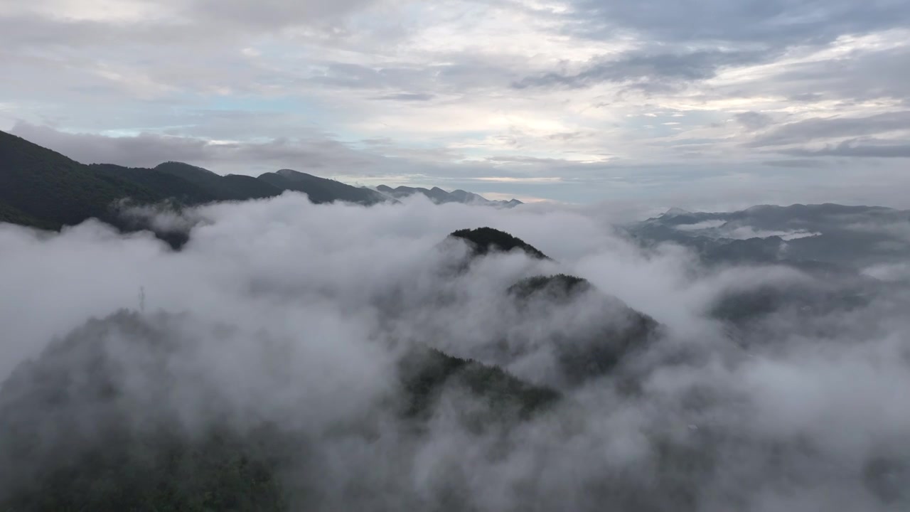 湖北恩施大峡谷飞机穿云山峰和云海视频素材