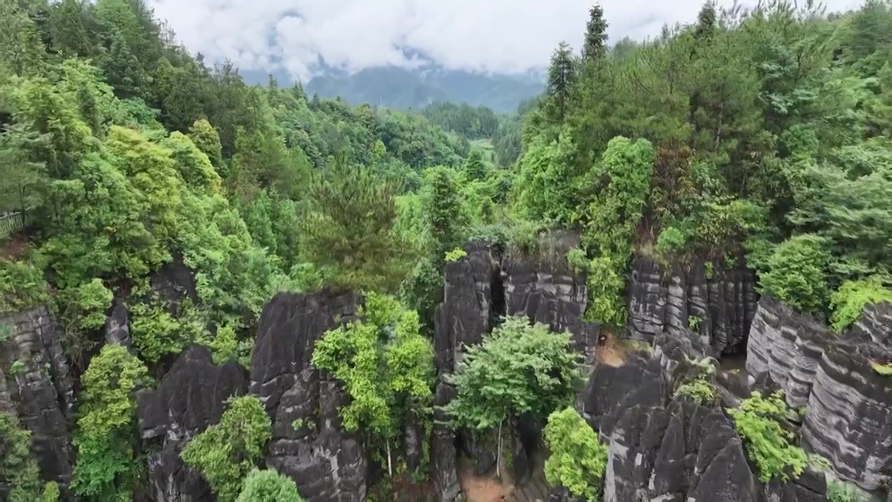 雨后放晴的恩施梭布亚石林视频素材