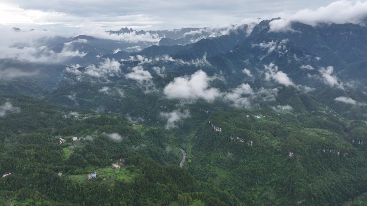 雨后放晴的恩施梭布亚石林视频下载