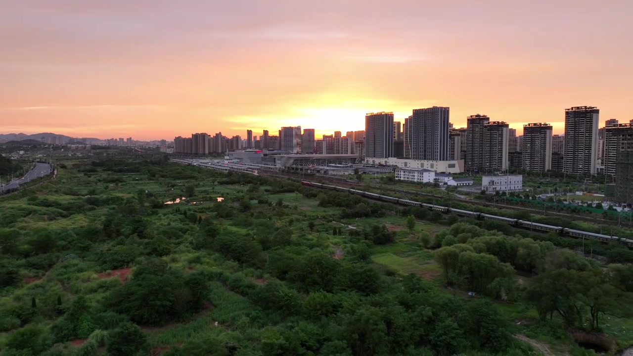 夕阳映照城郊视频素材