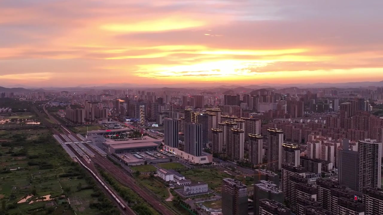 夕阳映照城郊视频素材