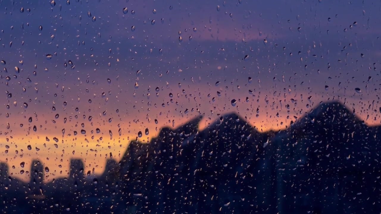 雨后玻璃上的雨滴及窗外的晚霞视频下载