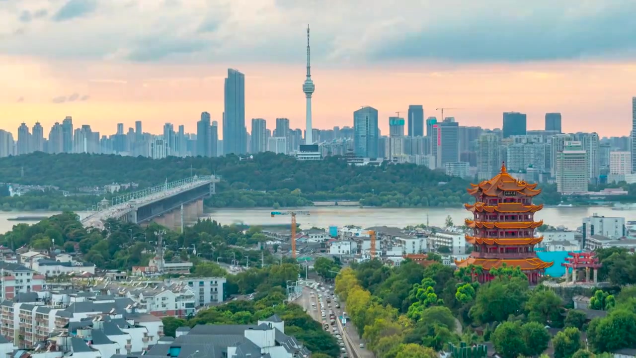 湖北武汉黄鹤楼日落丁达尔效应光束扫过晚霞天空云层移动延时视频素材