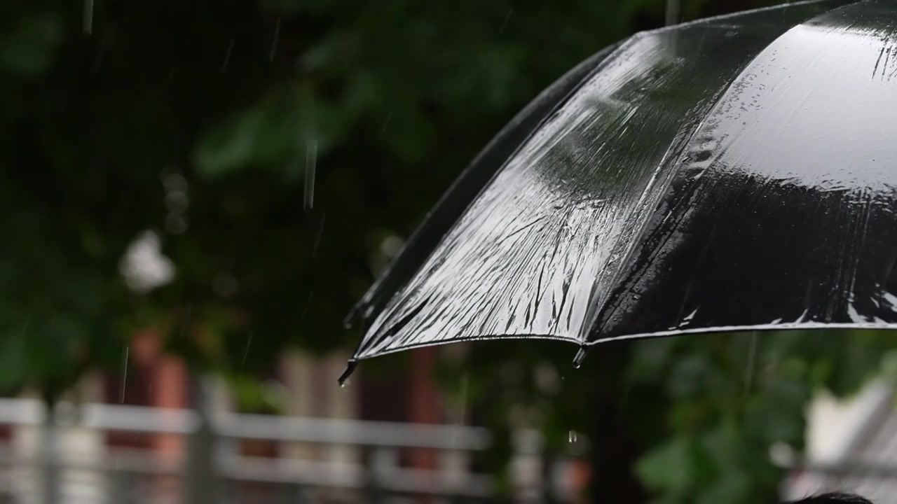 下雨天雨和伞的慢动作视频素材