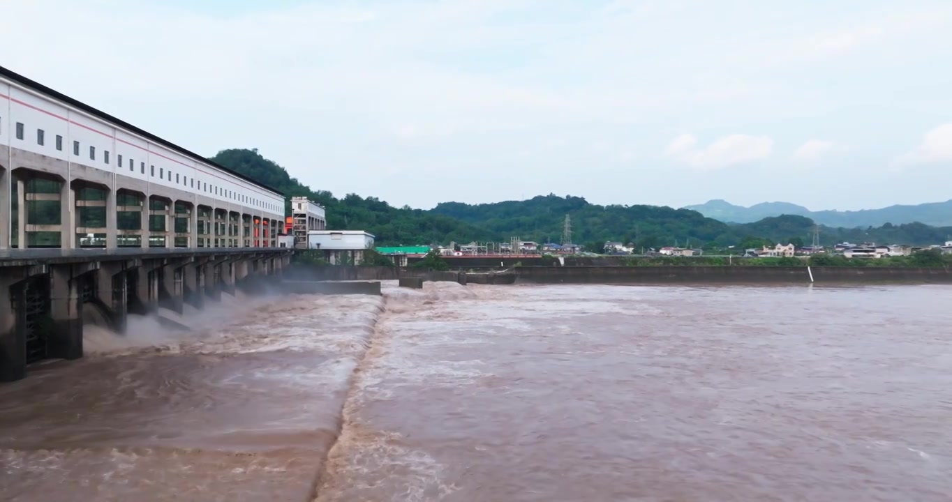 夏季四川河流航拍洪水过发电站大坝泄洪视频素材