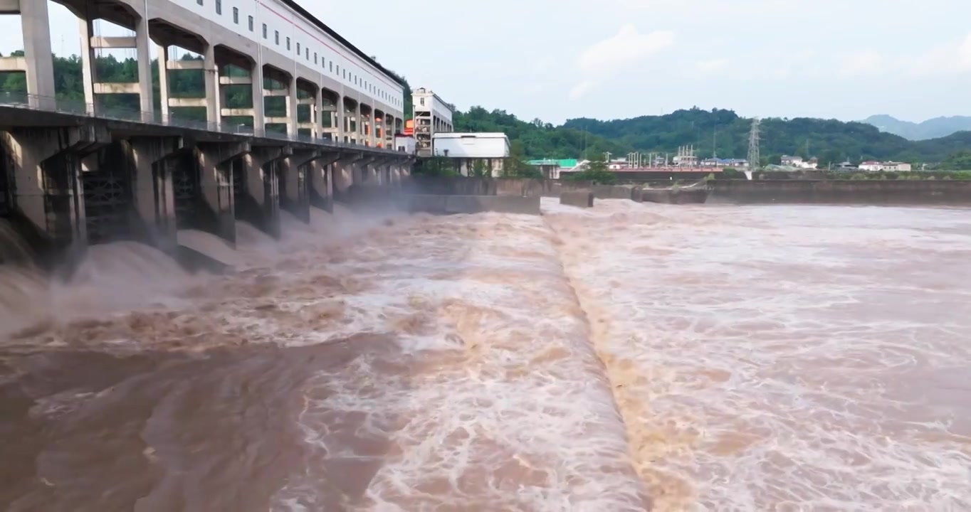 夏季四川河流航拍洪水过发电站大坝泄洪视频素材