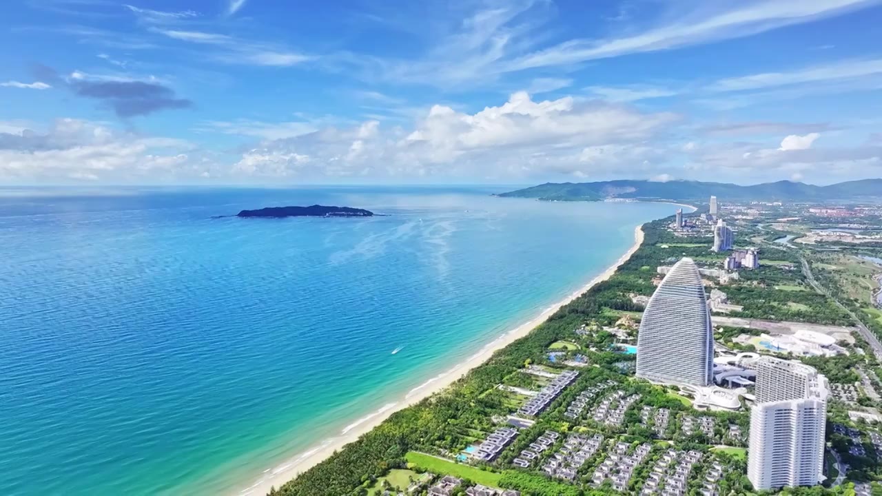 航拍蓝天白云的海南三亚市海棠湾海景酒店视频素材