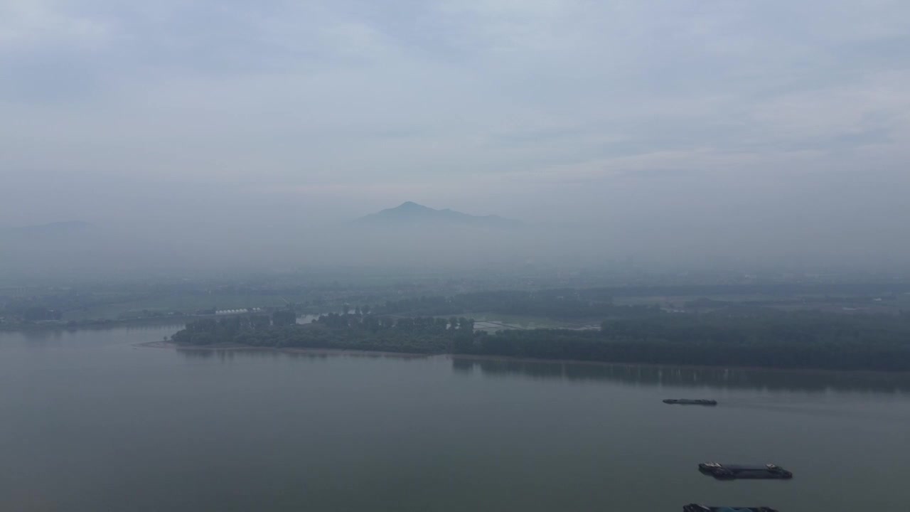 雨天云雾航拍富春江视频下载