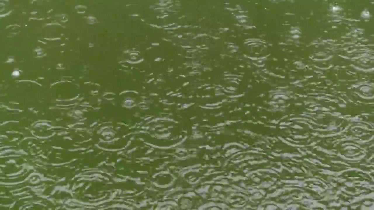 下雨天，雨滴落在水面上慢镜视频素材