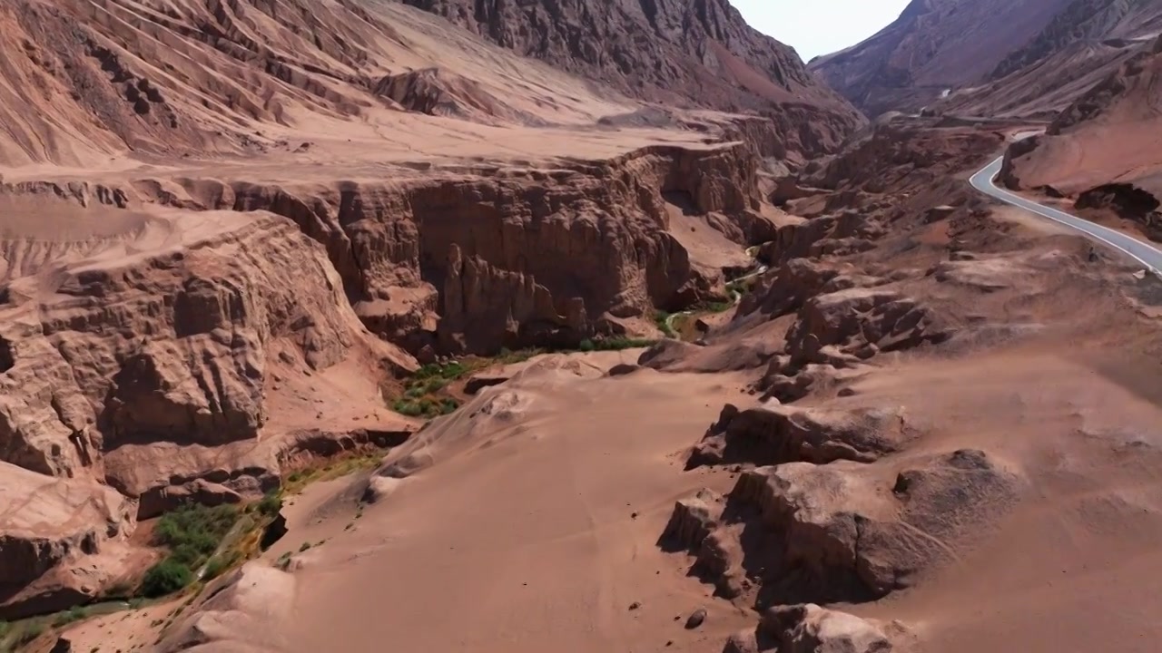 新疆吐鲁番火焰山 河道沟壑航拍视频素材