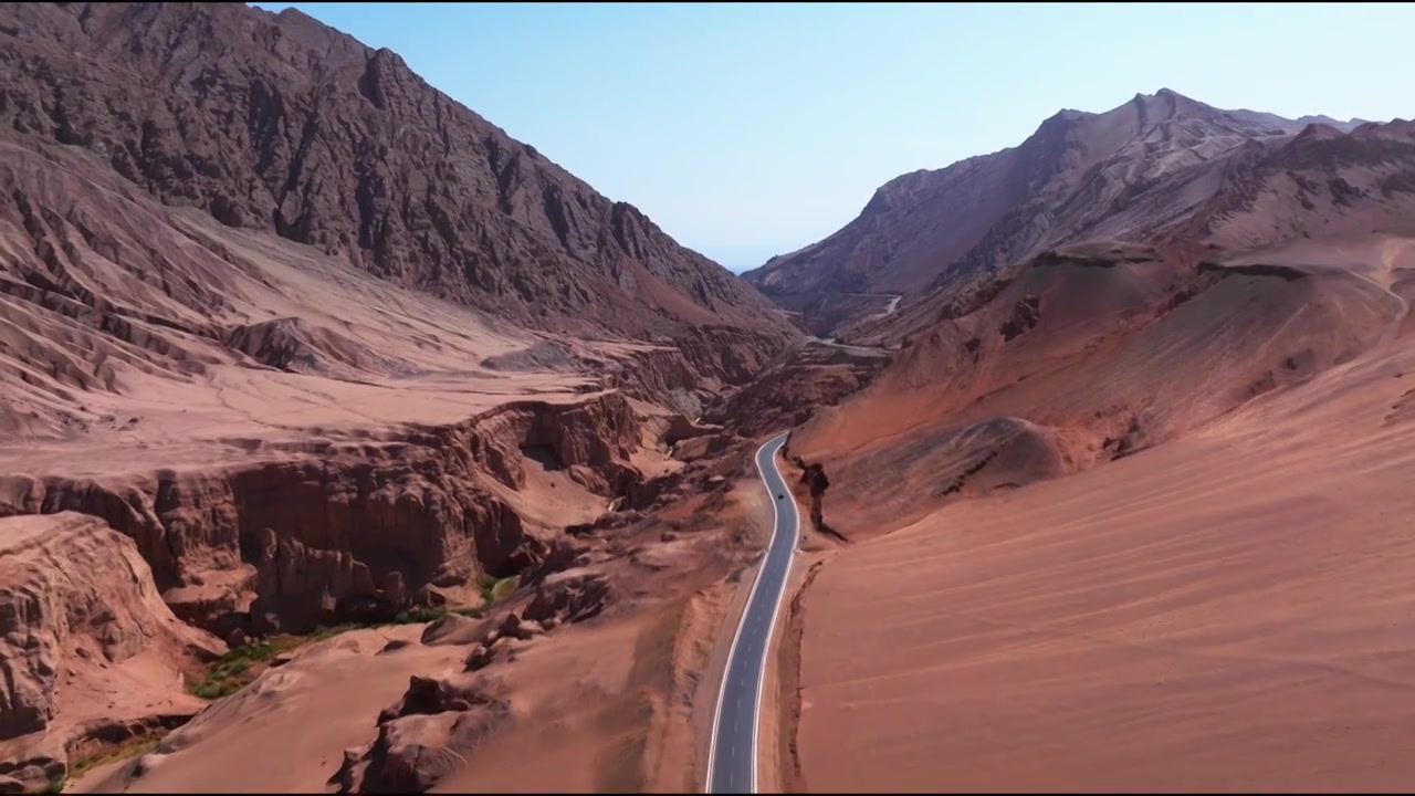 新疆吐鲁番火焰山 通往峡谷的公路视频素材