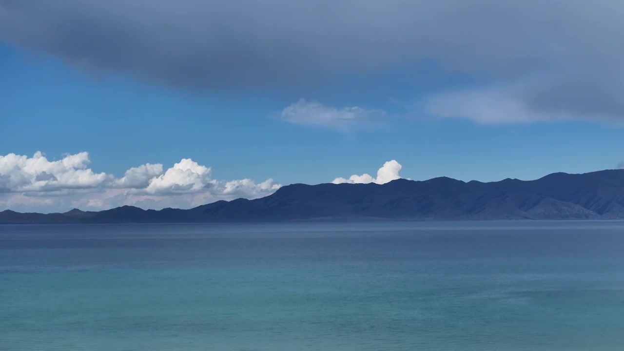 新疆 赛里木湖 蓝色湖面上的云朵视频素材