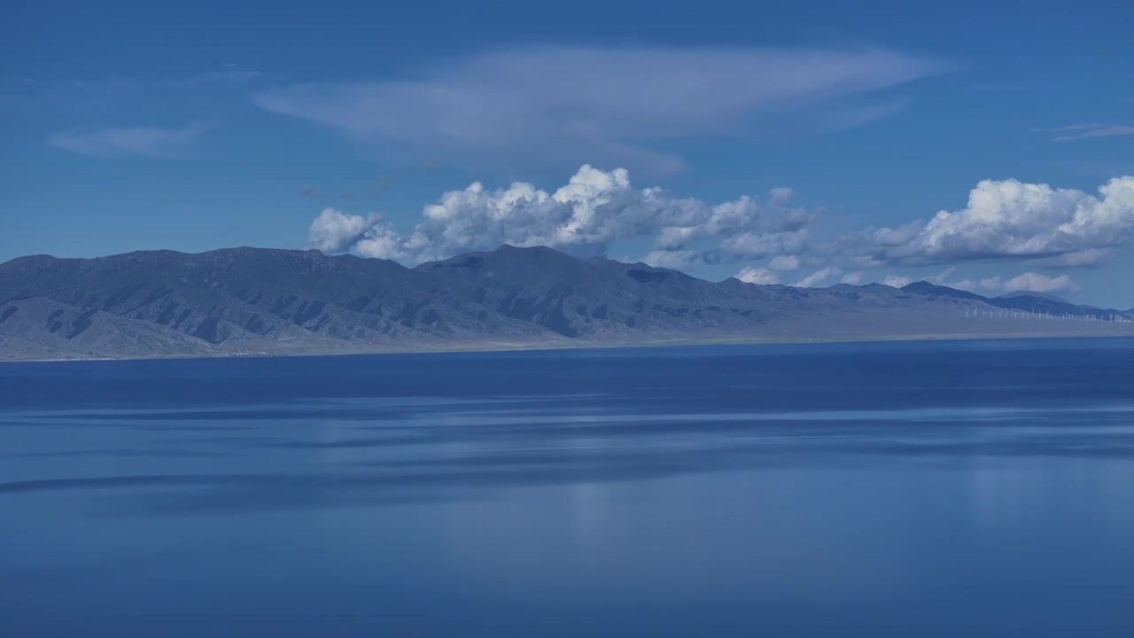 新疆 赛里木湖 蓝色湖面上的云朵视频素材