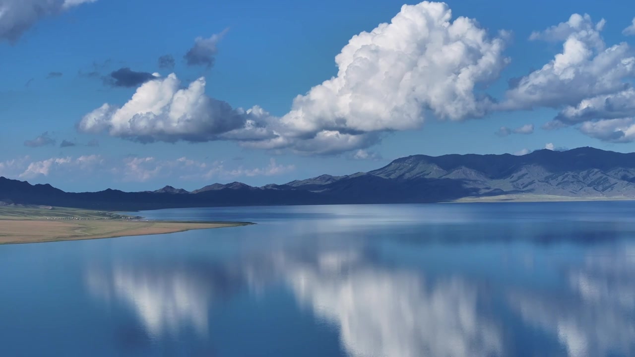 新疆 赛里木湖 蓝色湖面上的云朵视频素材