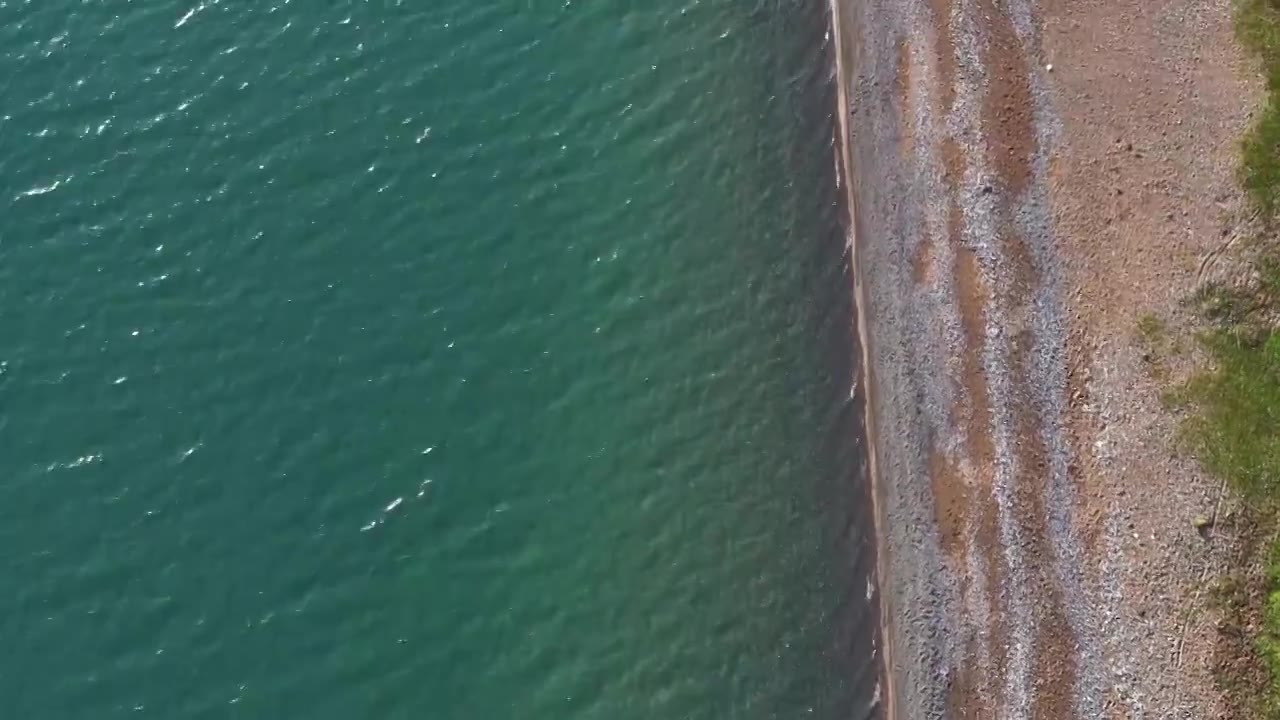 新疆赛里木湖 清澈见底波光粼粼的湖水视频素材