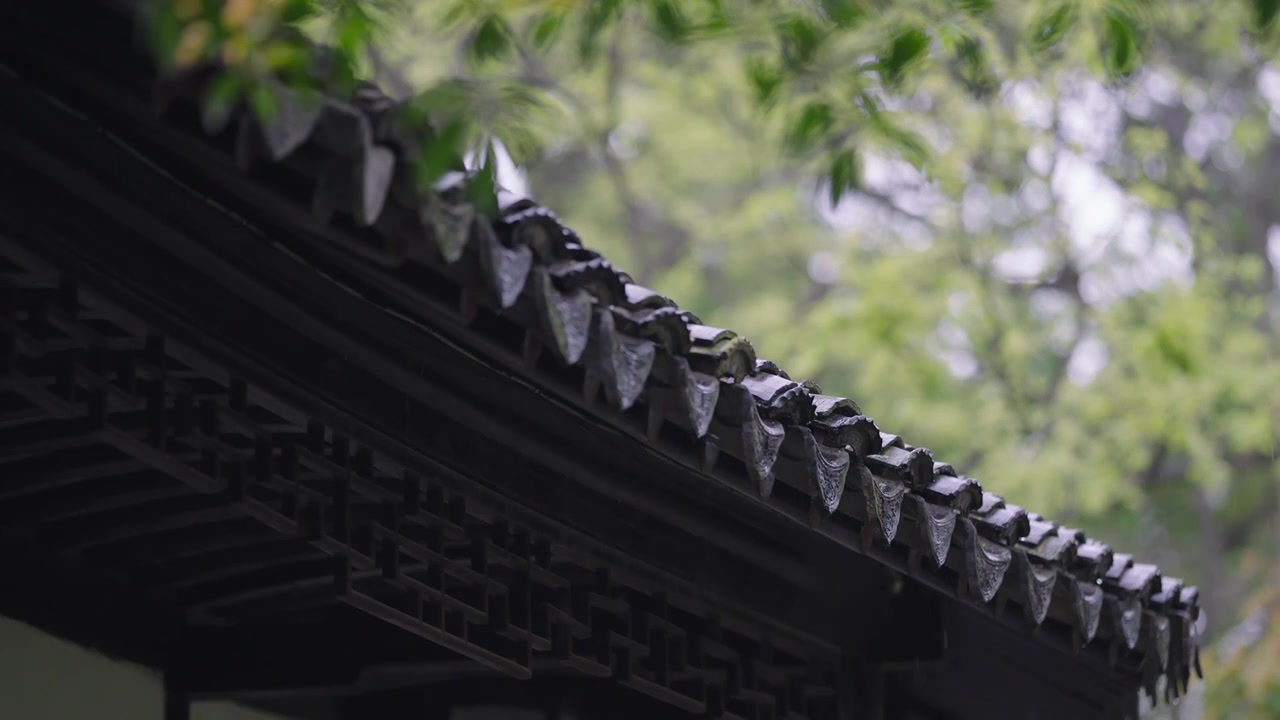 中式园林 下雨屋檐雨水滴落唯美空镜视频素材