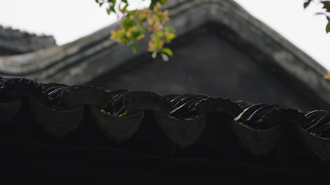 中式园林 下雨屋檐雨水滴落唯美空镜视频素材