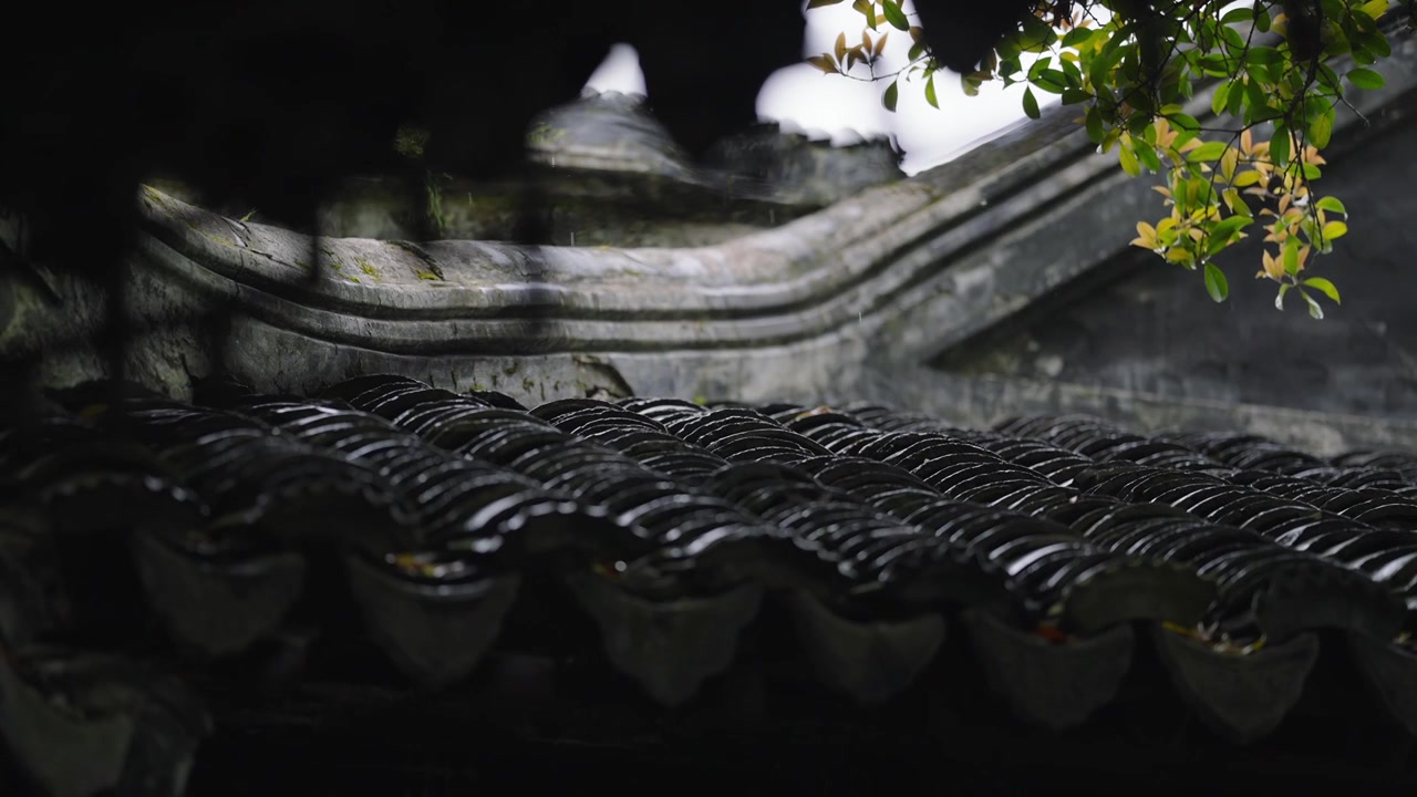 中式园林 下雨屋檐雨水滴落唯美空镜视频素材