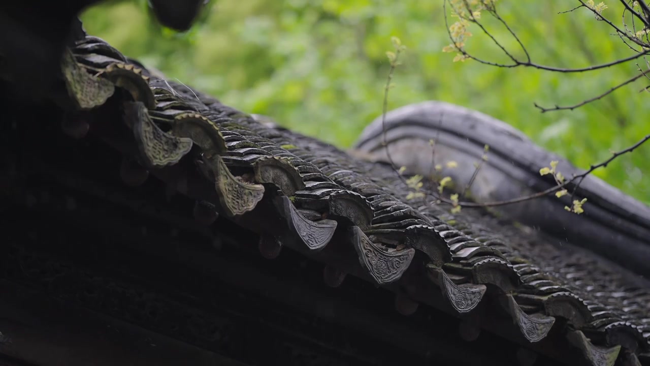 中式园林 下雨屋檐雨水滴落唯美空镜视频素材