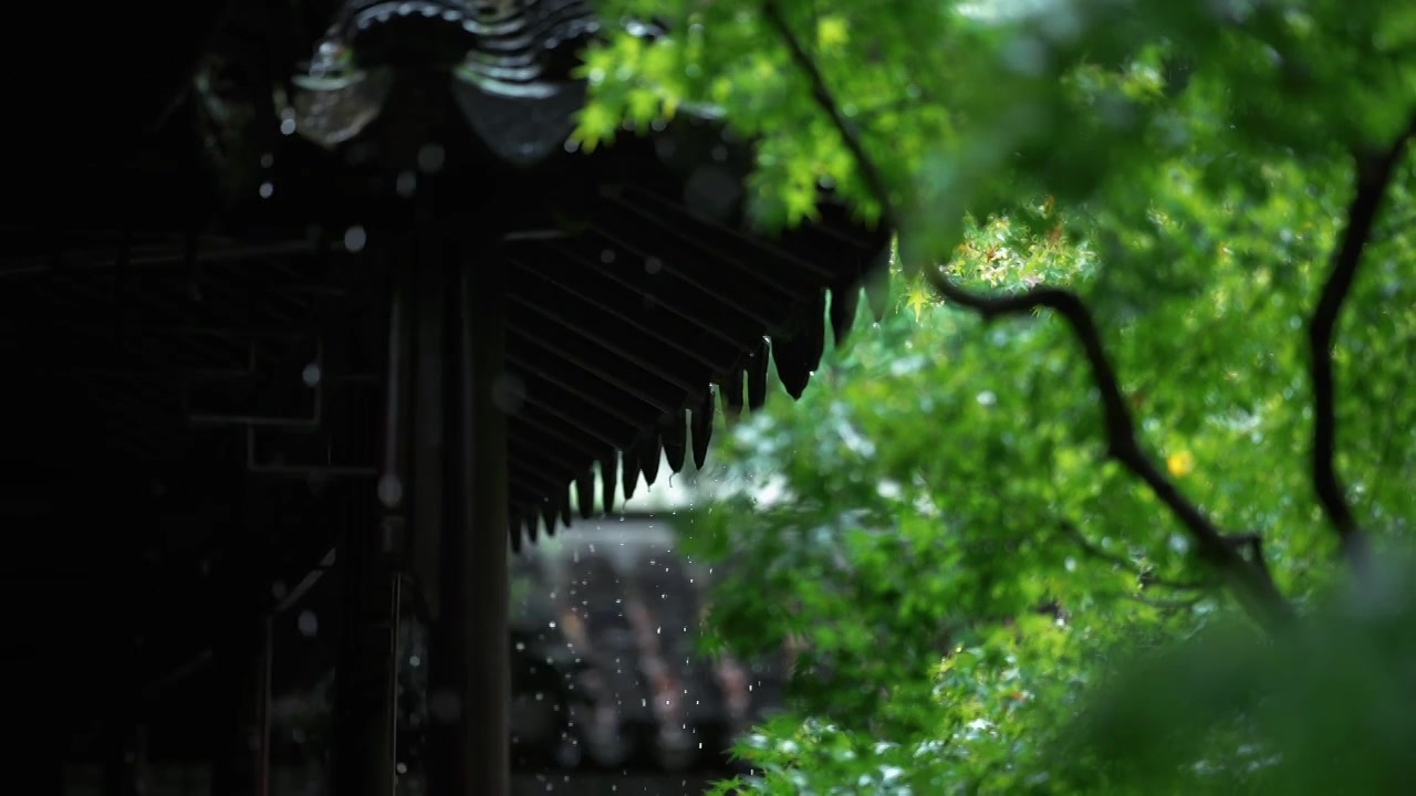 中式园林 下雨屋檐雨水滴落唯美空镜视频素材