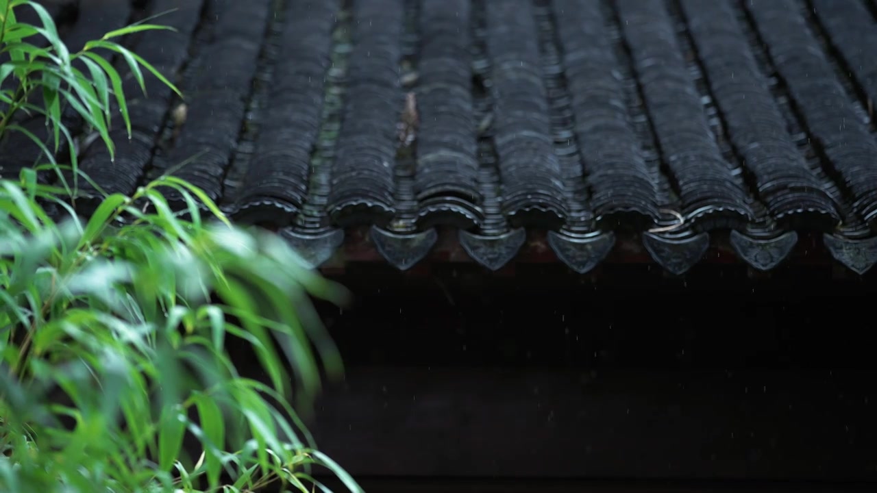 中式园林 下雨屋檐雨水滴落唯美空镜视频素材