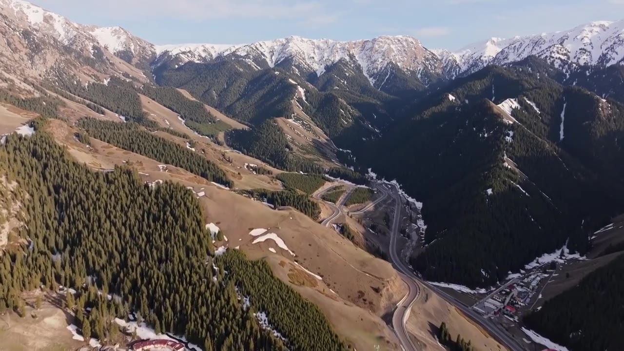 果子沟大桥，赛里木湖景区的刚索桥，连霍高速新疆段的著名景点视频素材