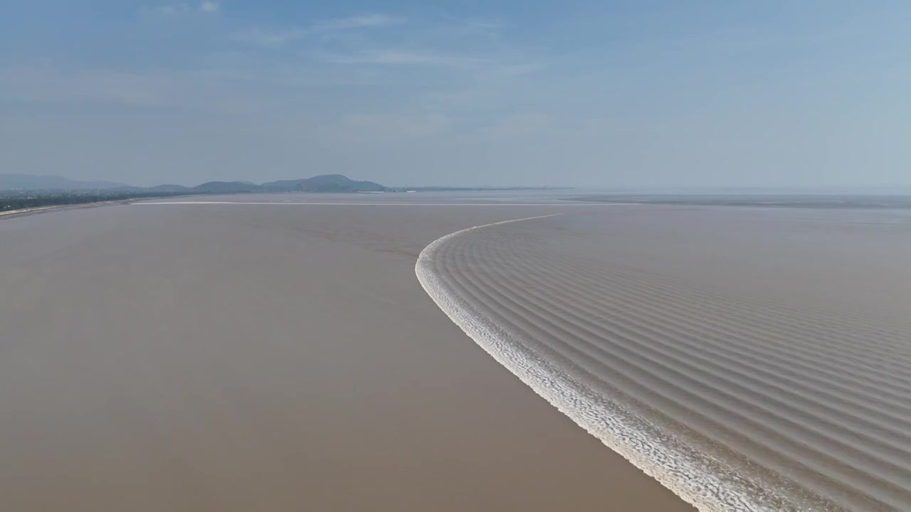 航拍浙江钱塘江大潮，钱塘潮壮观景象视频素材