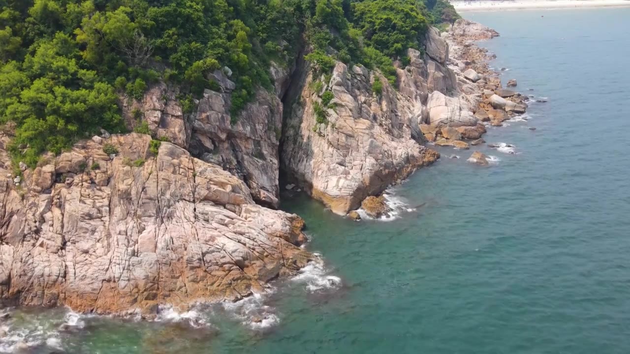 深圳东部背仔角海岸礁石海浪航拍视频素材