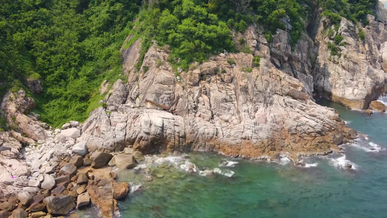 深圳东部背仔角海岸礁石海浪航拍视频素材