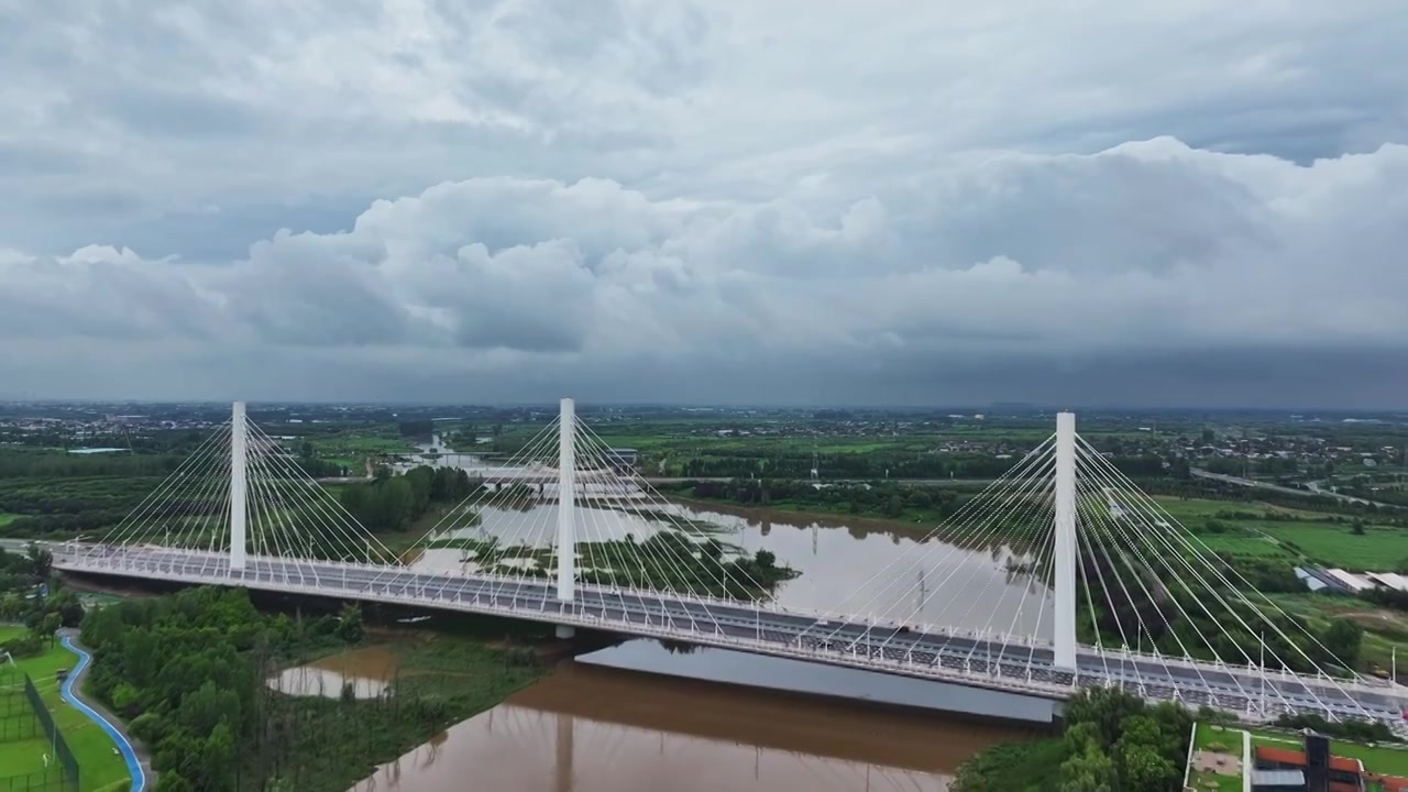 陕西西安长安区沣河沣邑大桥与秦岭雨后航拍视频素材