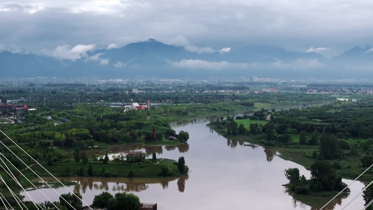 陕西西安长安区沣河沣邑大桥与秦岭雨后航拍视频下载